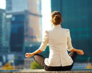 Poświęcenie pięciu minut na medytację w ciągu dnia może wytrenować umysł w znoszeniu stresu i niepokoju. Spróbuj pięciominutowej medytacji, aby uspokoić swój niepokój.
