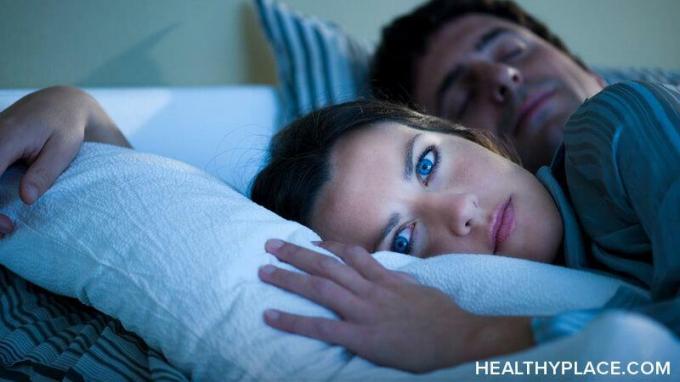Kiedy niepokój nie pozwala ci zasnąć, odprężenie się może wydawać się niemożliwe, ale to właśnie powinieneś zrobić. Naucz się pięciu sposobów na relaks, gdy niepokój nie pozwala Ci zasnąć w nocy.