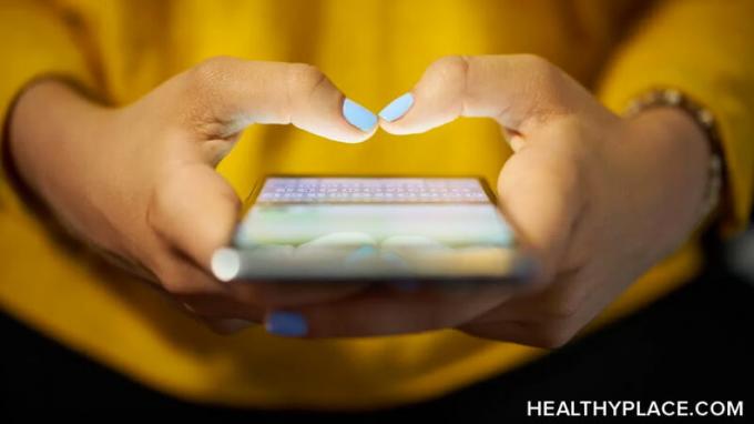 Smartfony mogą powodować pogorszenie naszego zdrowia psychicznego, ale skrócenie czasu wyświetlania może zmniejszyć stres i stworzyć więcej szczęścia. Jej sposób na ograniczenie korzystania ze smartfona.