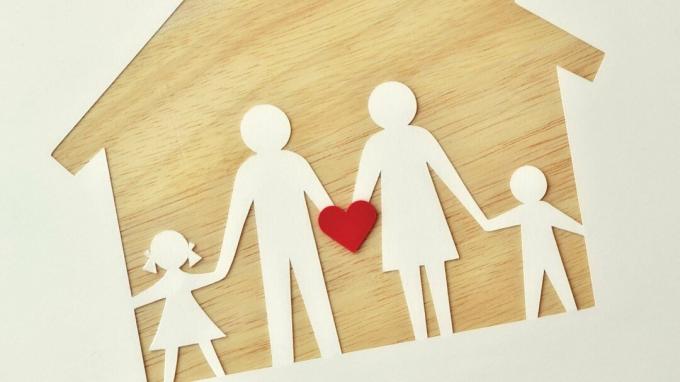Papierowa rodzina na drewnianym domu, z sercem do reprezentowania miłości, wsparcia i pomocy ADHD