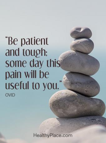 Cytaty o pozytywności pomagają nam pozostać silnymi - bądź cierpliwy i twardy: pewnego dnia ten ból będzie ci przydatny.