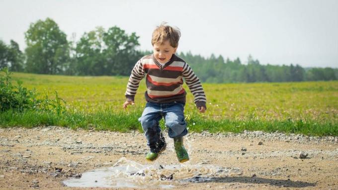 Chłopiec z ADHD skacze w kałuży błota