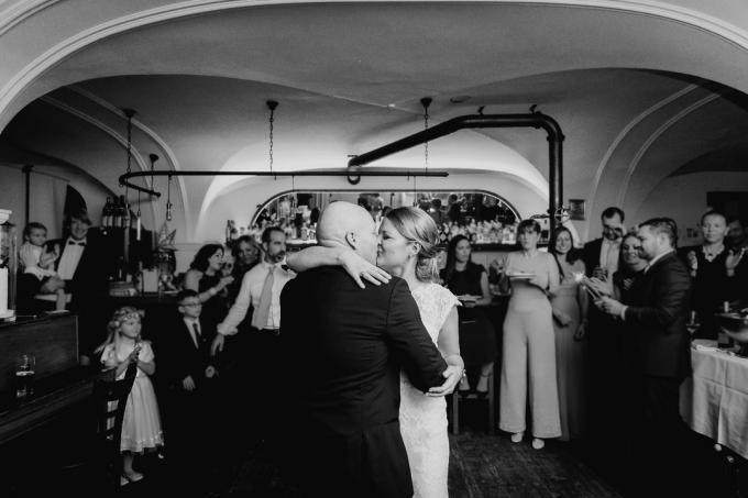 Autorka i żona tańczą na weselu