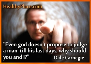 Cytat ze stygmatyzacji autorstwa Dale Carnegie - Nawet bóg nie proponuje osądzać człowieka aż do jego ostatnich dni, dlaczego ty i ja?
