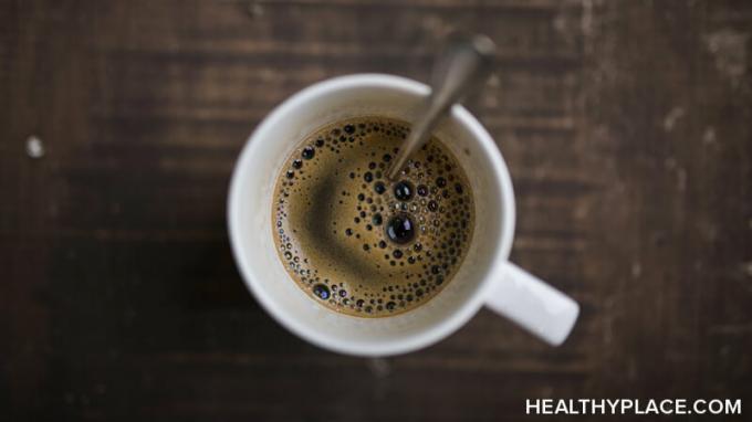 Twoja filiżanka kawy może pogarszać objawy dwubiegunowe. Przeczytaj zaufane informacje na temat kawy i choroby afektywnej dwubiegunowej na stronie HealthyPlace.