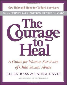 „The Courage to Heal” to popularna książka wśród osób z zaburzeniami tożsamości dysocjacyjnej. Początkowo nie polecałem go, ale teraz myślę, że warto go przeczytać.