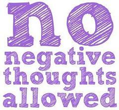 Czy negatywne myśli powstrzymują cię przed szczęściem? Możliwe jest przekształcenie tych negatywnych myśli w pozytywne mówienie. Dowiedz się, jak z tego przykładu. 