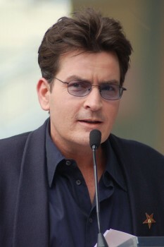 Charlie Sheen będzie edukował ludzi na temat HIV, ale powinien również wziąć odpowiedzialność i przeprosić za promowanie używania narkotyków i lekceważenia AA. Dlaczego? Przeczytaj to.