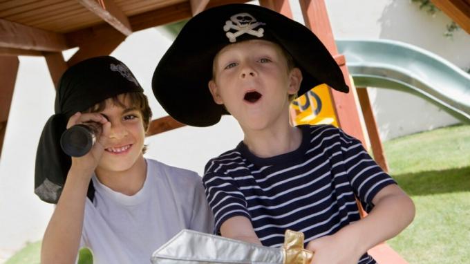 Dwóch chłopców z ADHD grających w kostiumach piratów na placu zabaw