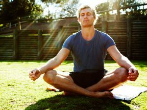 Dowiedz się o niezliczonych korzyściach z jogi, w tym uspokojeniu umysłu i opanowaniu emocji.