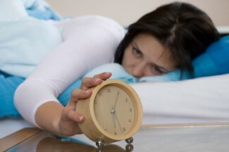 Ustawiając rutynę przed zaśnięciem, a kiedy się obudzisz, będzie mniej prawdopodobne, że obudzisz się nieszczęśliwy i mniej skłonny do samookaleczenia się w odpowiedzi. 