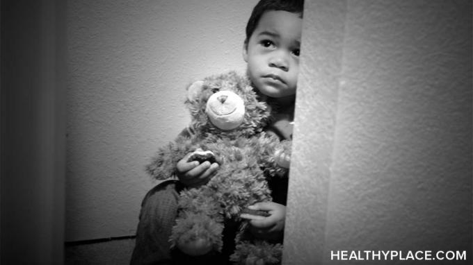 Definicja niegodziwego traktowania dziecka obejmuje każdy czyn, który powoduje fizyczną lub emocjonalną krzywdę dziecka. Uzyskaj szczegółowe informacje na temat wykorzystywania dzieci.